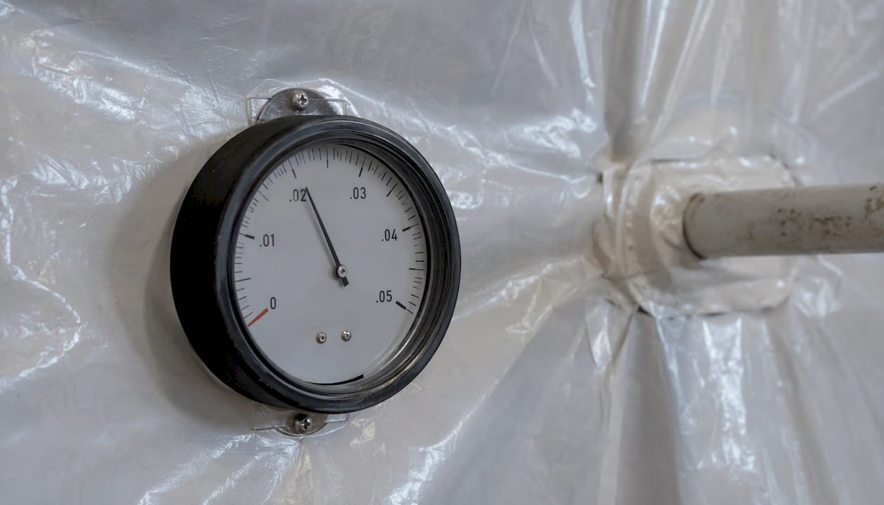 Manometer gauge measuring negative pressure on containment